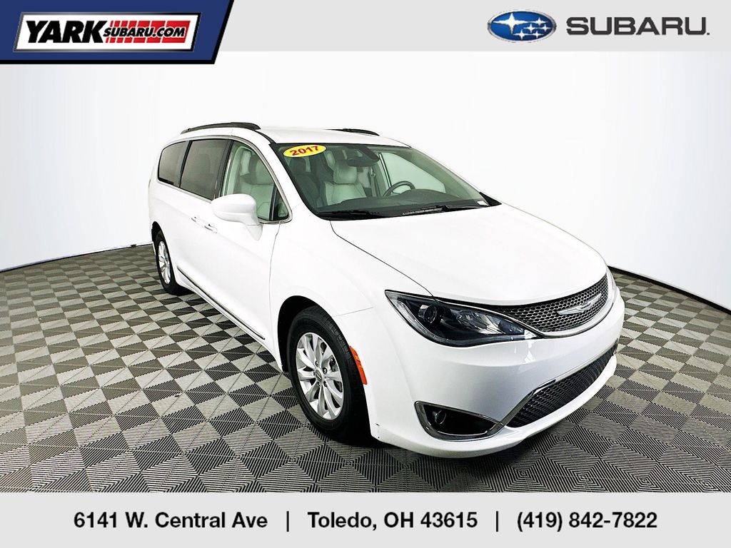 2017 Chrysler Pacifica Touring-L's photo