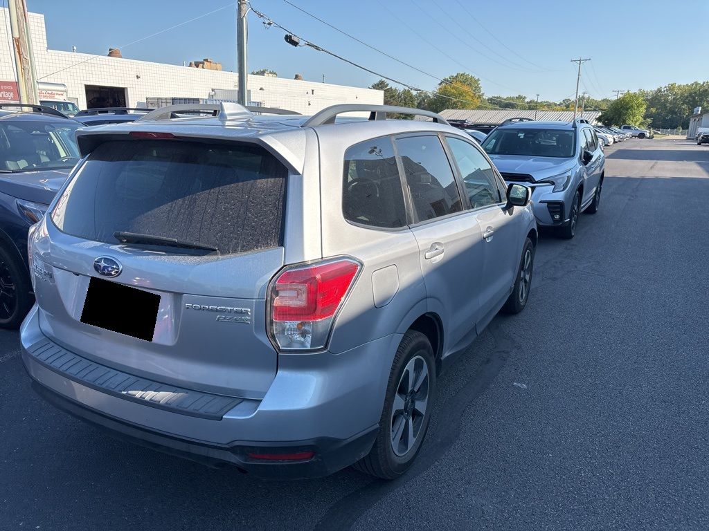 2017 Subaru Forester Premium photo 4