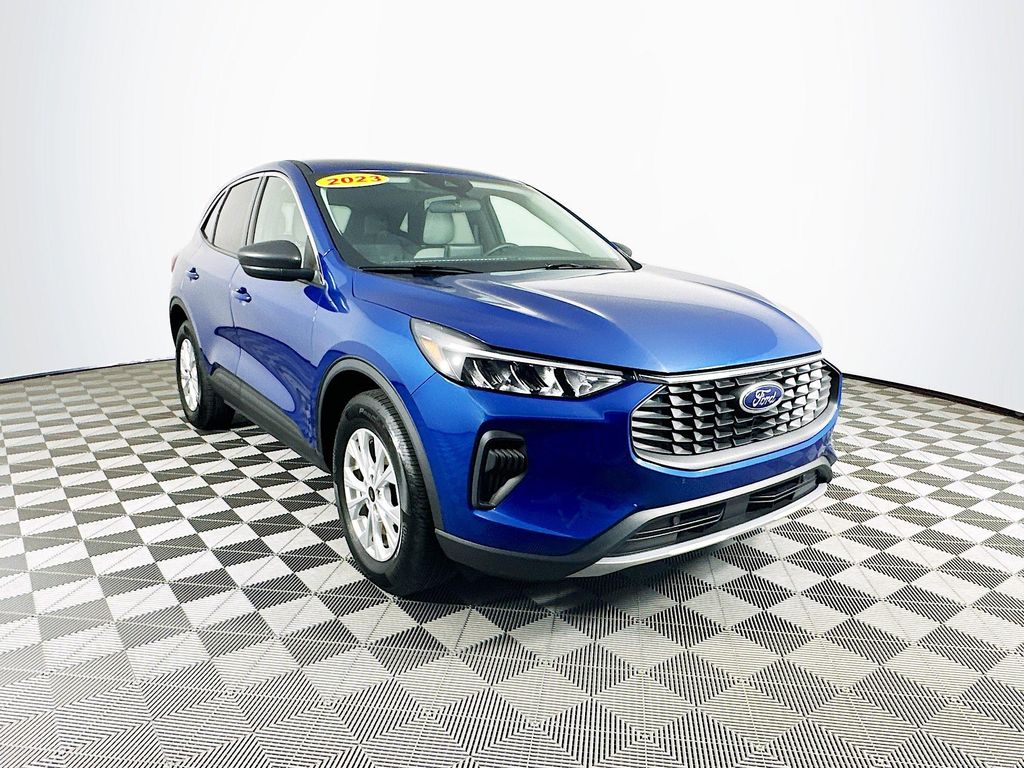 2023 Ford Escape Titanium photo 2
