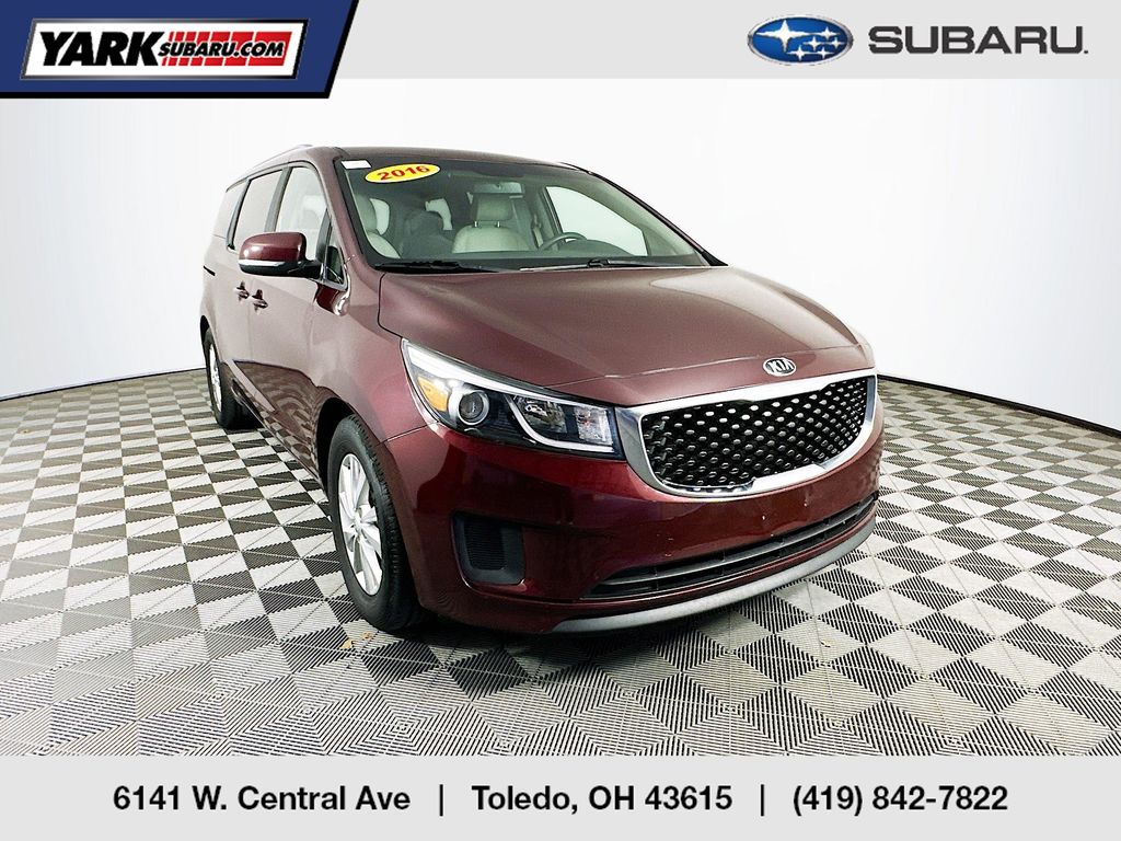 2016 Kia Sedona LX's photo