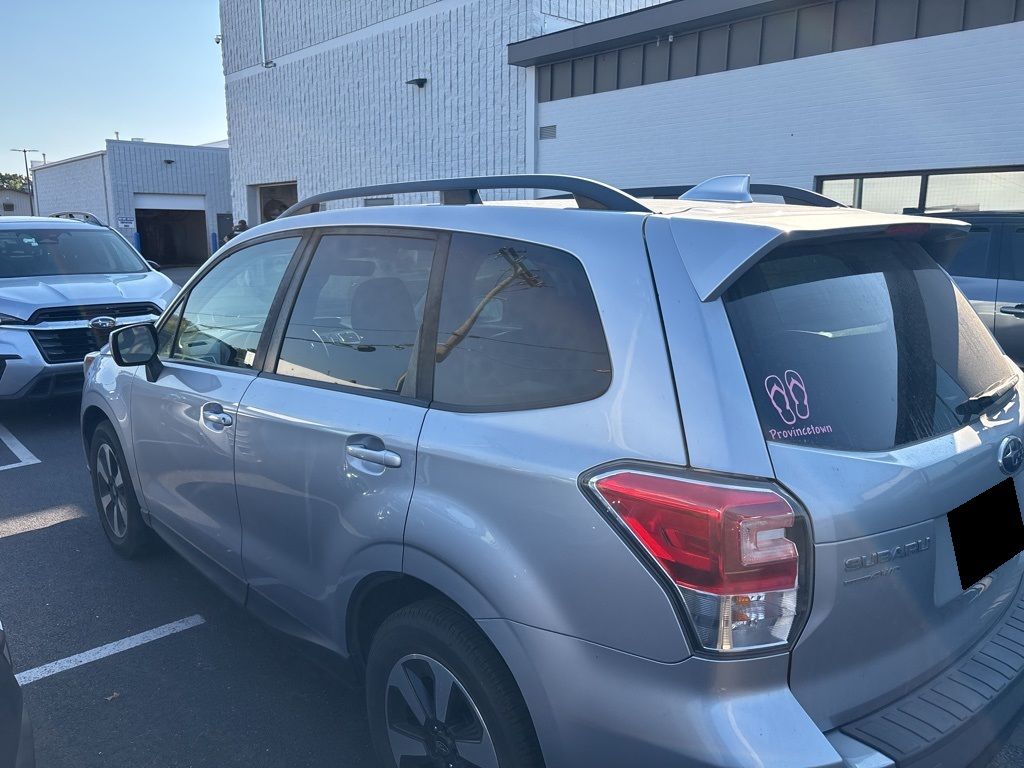 2017 Subaru Forester Premium photo 3