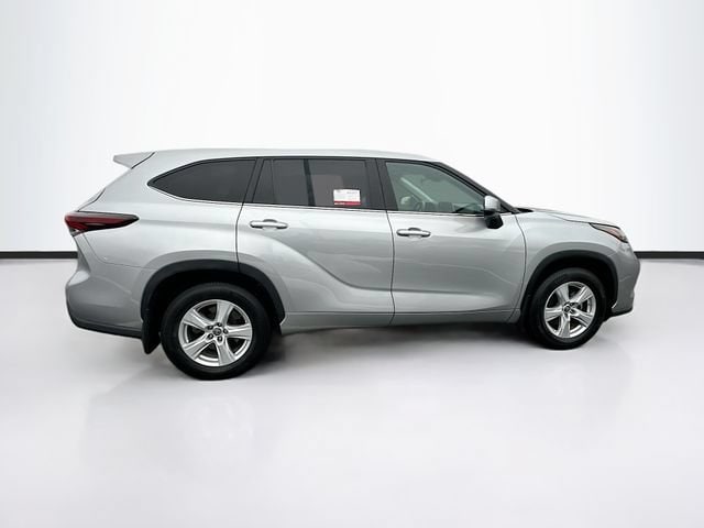 2024 Toyota Highlander LE - Photo 10
