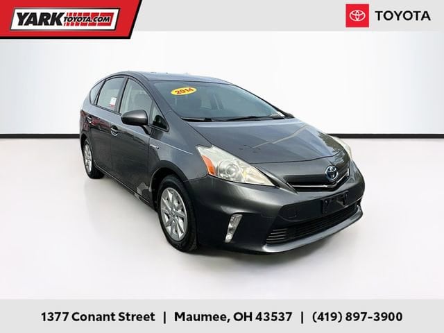 2014 Toyota Prius v Three's photo
