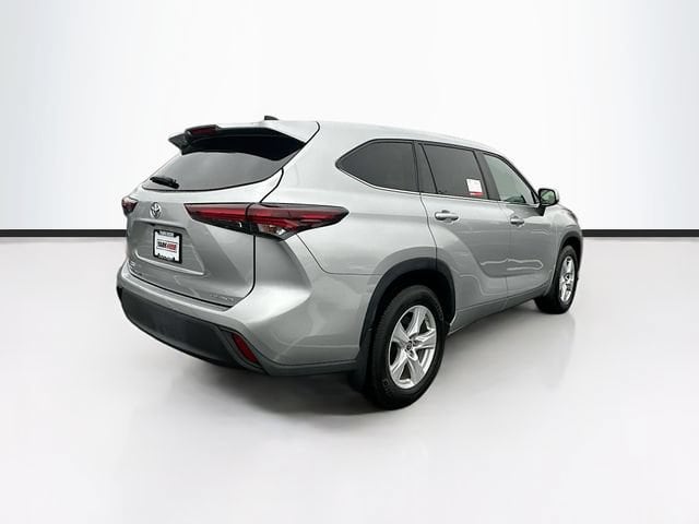 2024 Toyota Highlander LE - Photo 9
