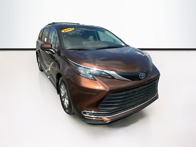 2024 Toyota Sienna XLE photo 2