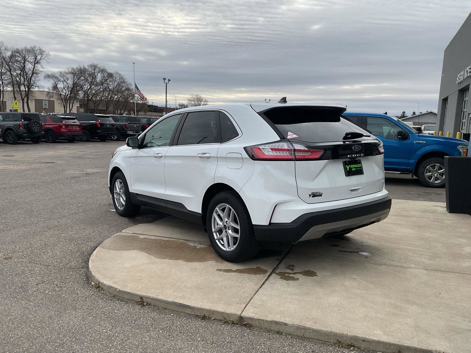 2024 Ford Edge SEL photo 2