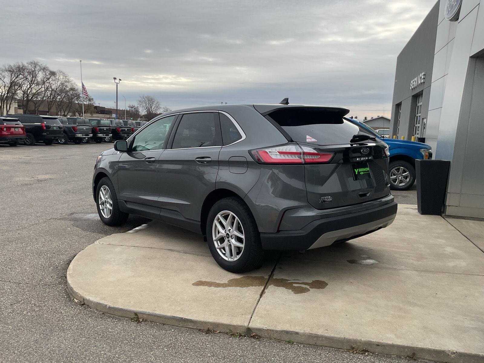 2024 Ford Edge SEL photo 2