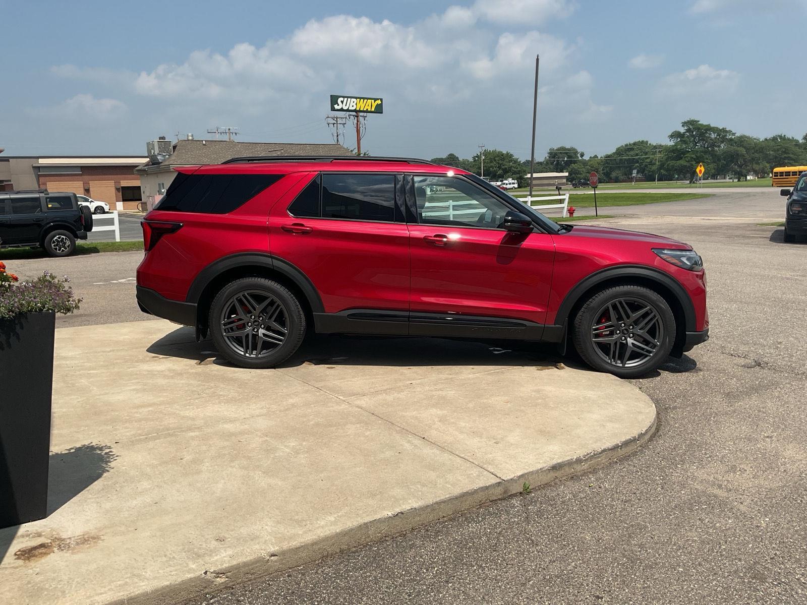 2025 Ford Explorer ST - Photo 6