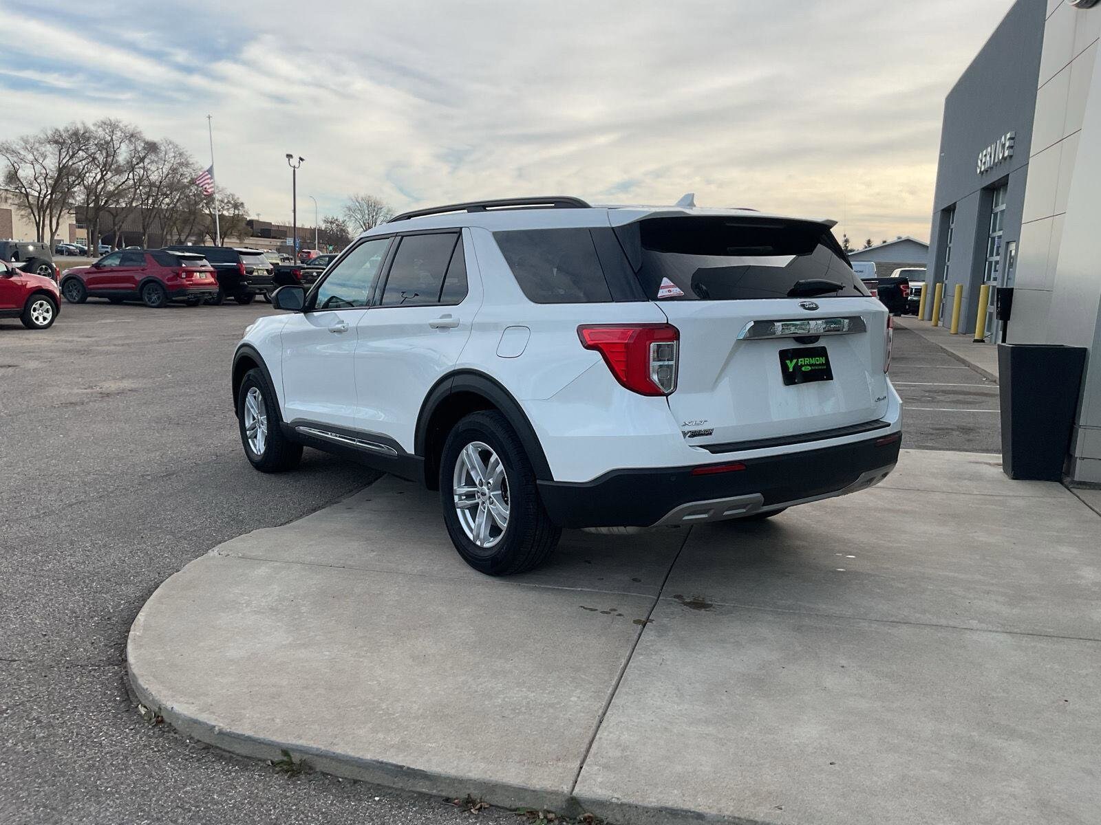 2023 Ford Explorer XLT photo 2