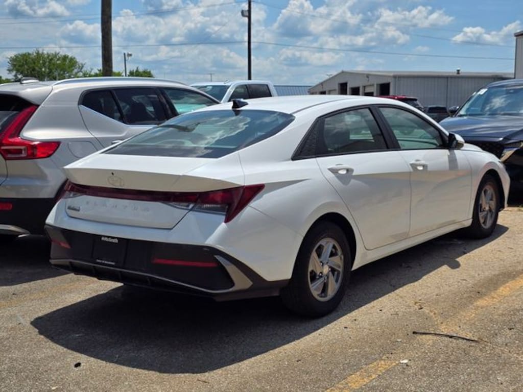 Used 2024 Hyundai Elantra SE Sedan