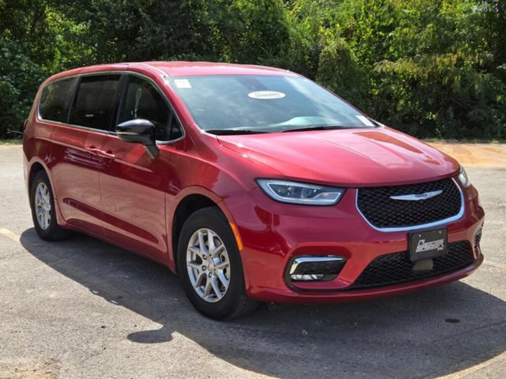 Used 2025 Chrysler Pacifica Select