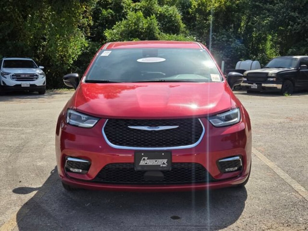 Used 2025 Chrysler Pacifica Select