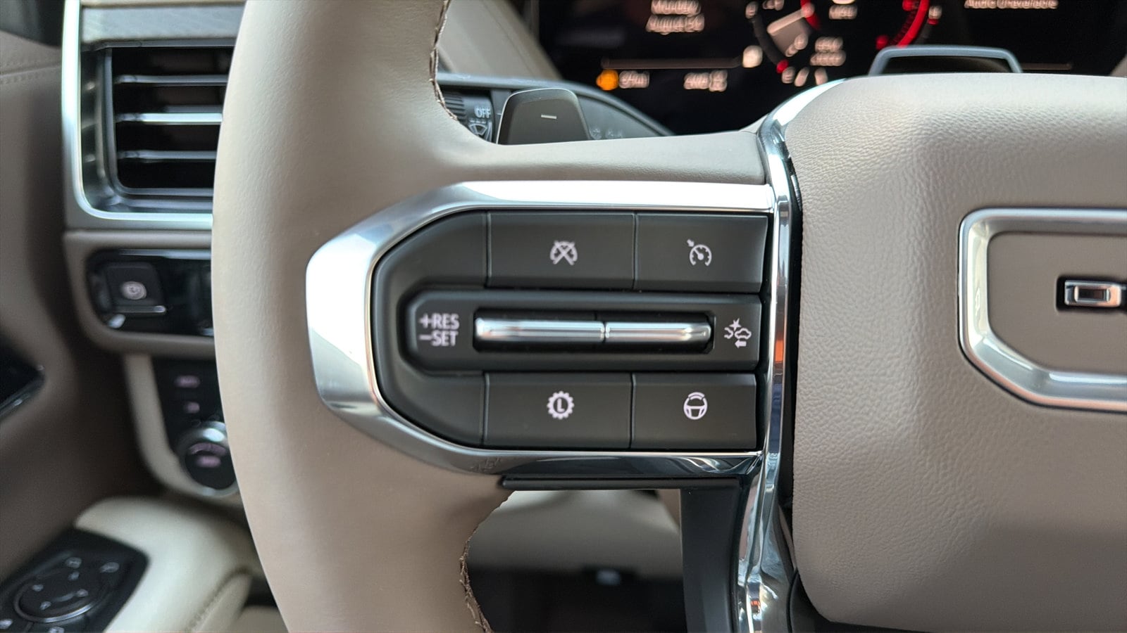2026 GMC Yukon Denali - Photo 18