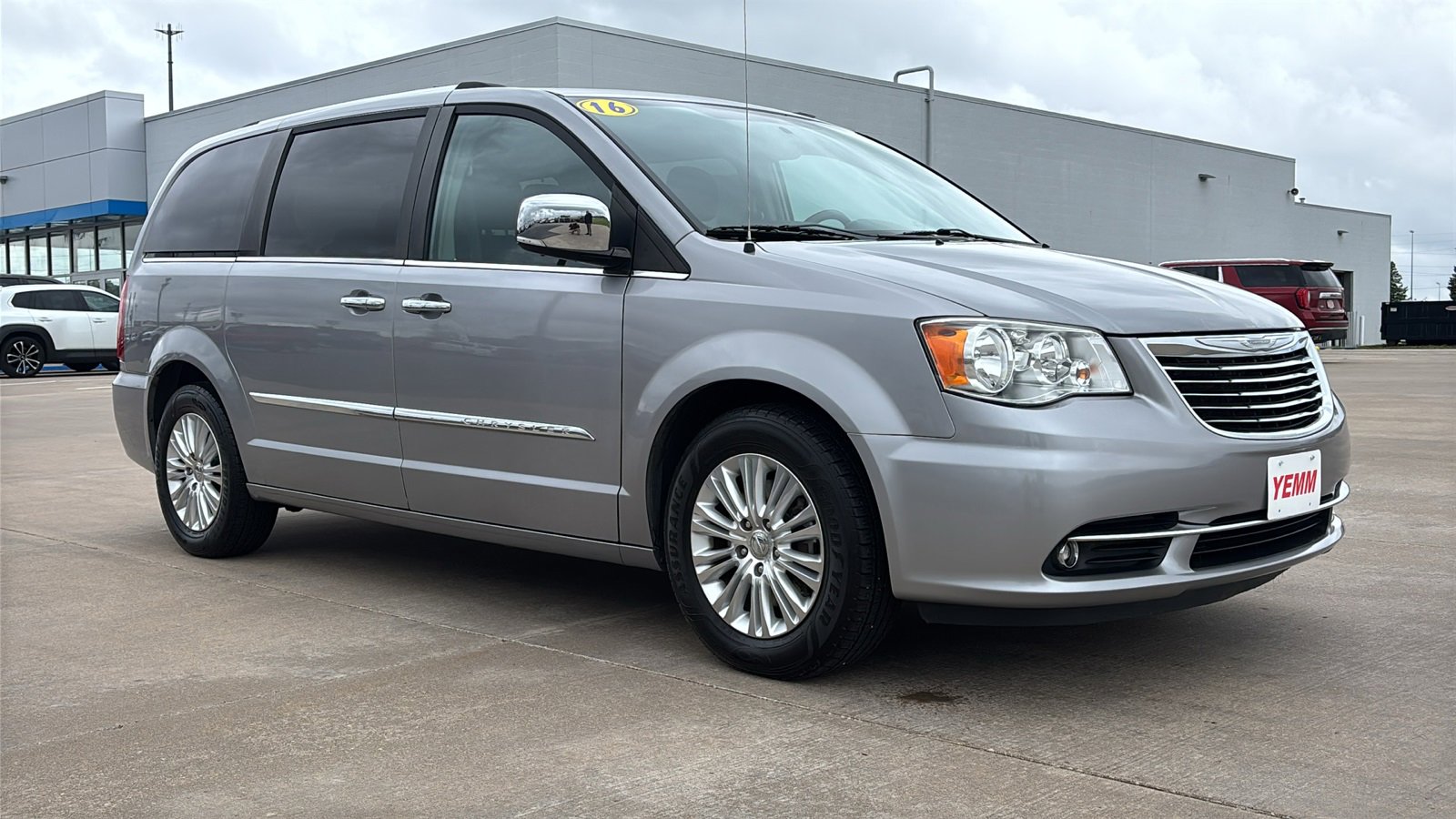 Used 2016 Chrysler Town & Country Limited with VIN 2C4RC1JG9GR221578 for sale in Galesburg, IL