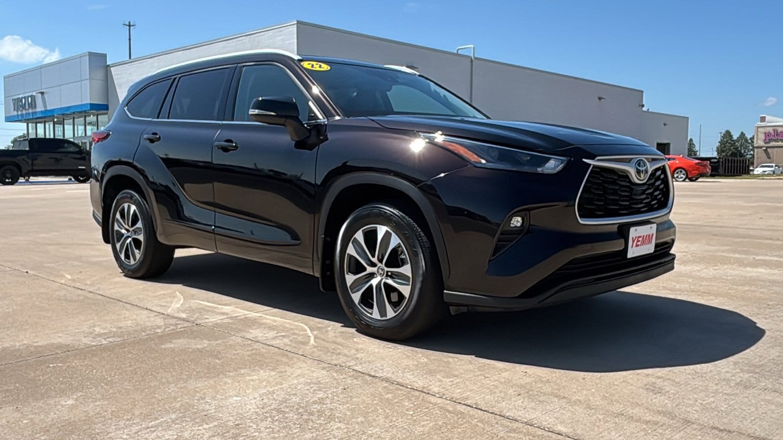 Used 2022 Toyota Highlander XLE with VIN 5TDHZRBH2NS194972 for sale in Galesburg, IL