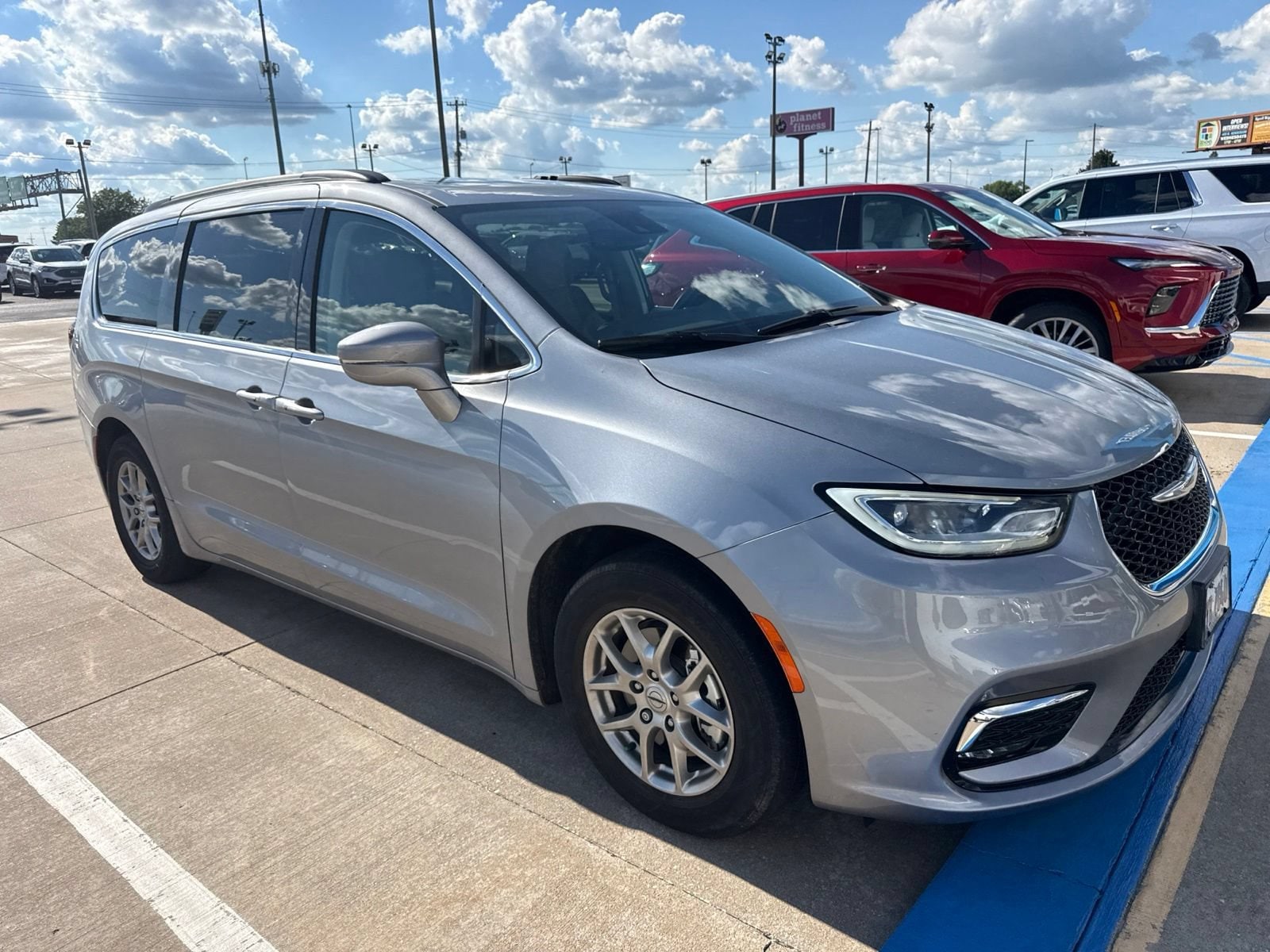 2021 Chrysler Pacifica Touring's photo