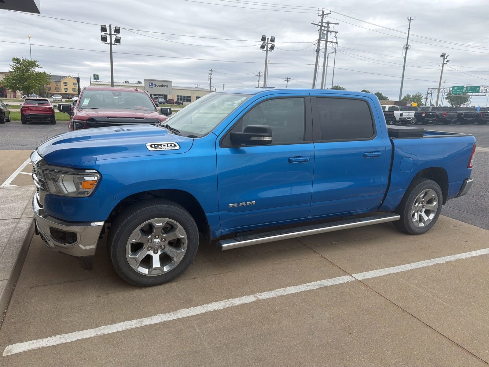2022 RAM 1500 Big Horn/Lone Star 4x4 Crew Cab 5'7's photo