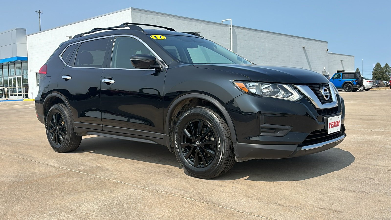 Used 2017 Nissan Rogue SV with VIN 5N1AT2MV7HC802564 for sale in Galesburg, IL