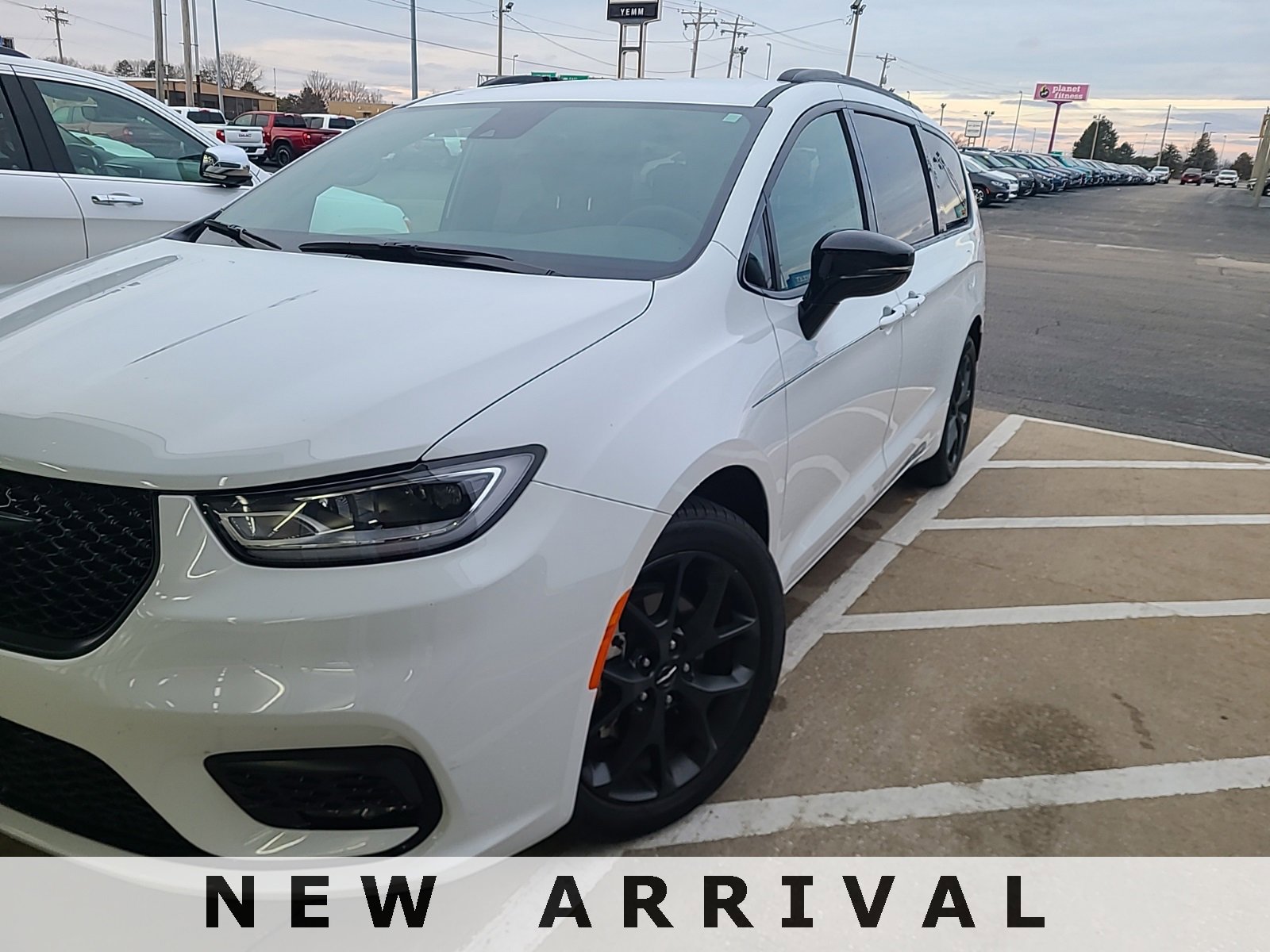 2024 Chrysler Pacifica Touring L's photo