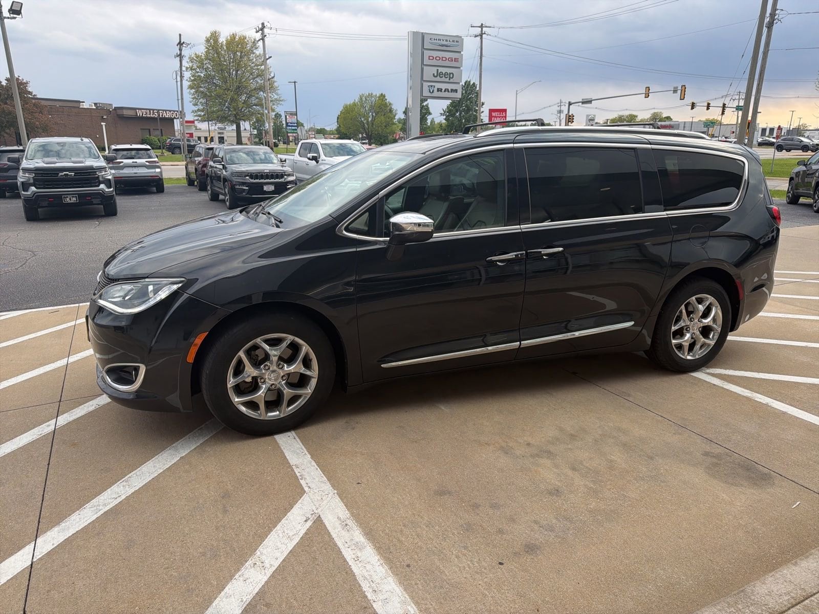 2018 Chrysler Pacifica Limited's photo