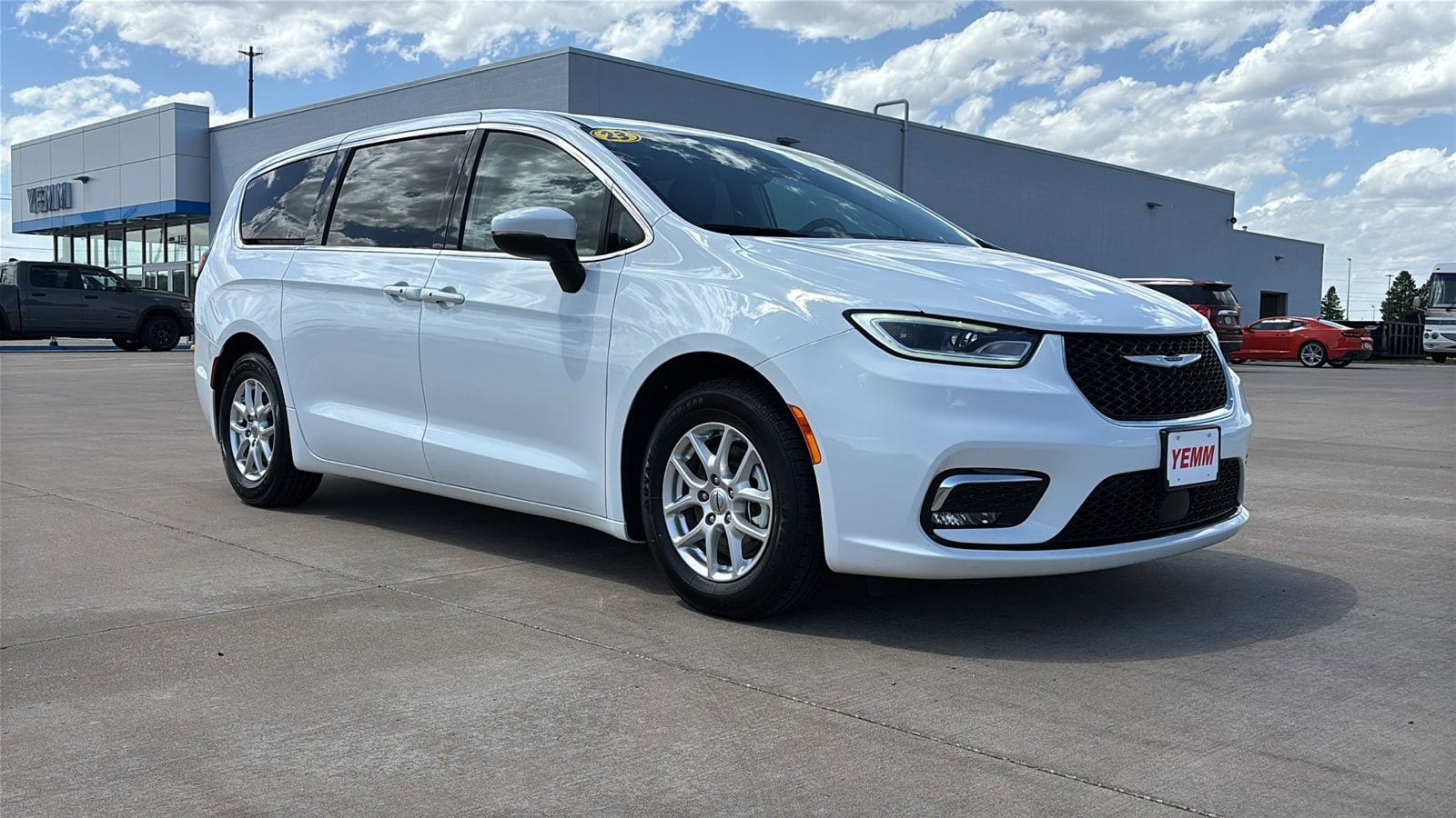 Used 2023 Chrysler Pacifica Touring L with VIN 2C4RC1BG2PR525074 for sale in Galesburg, IL