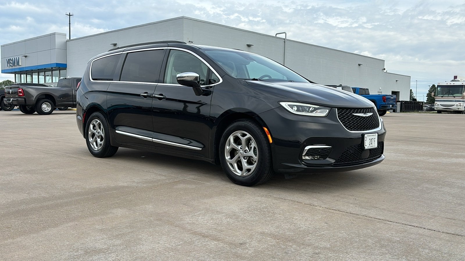 Used 2022 Chrysler Pacifica Limited with VIN 2C4RC1GGXNR177420 for sale in Galesburg, IL