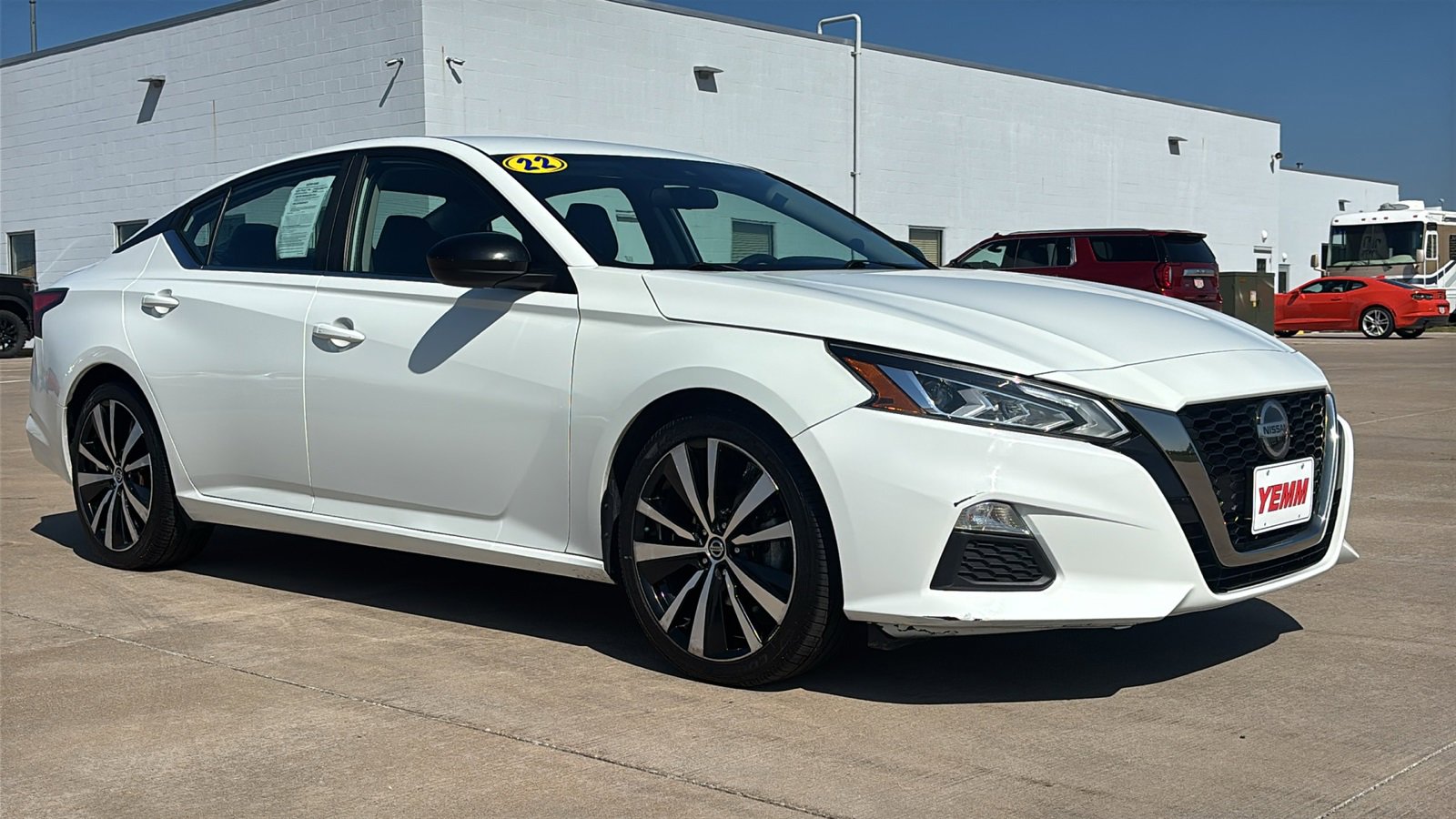 2022 Nissan Altima SR's photo