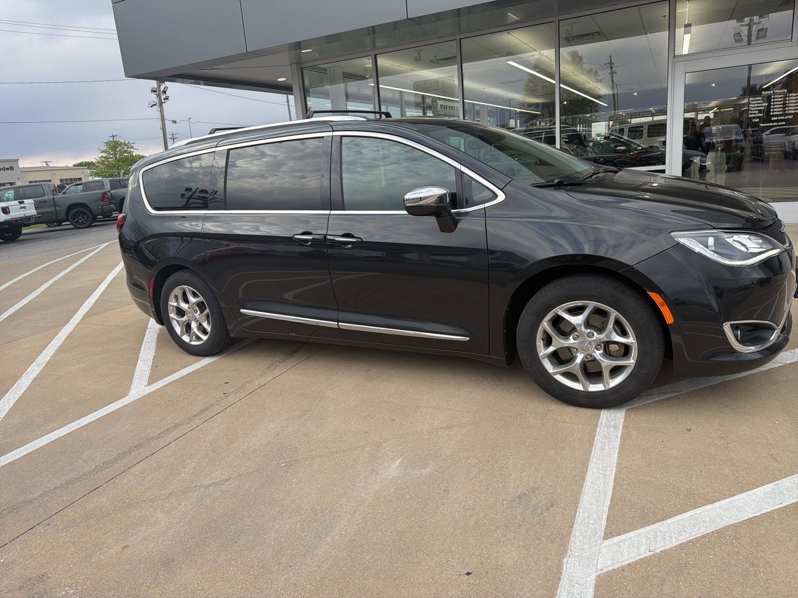 Used 2018 Chrysler Pacifica Limited with VIN 2C4RC1GG1JR253827 for sale in Galesburg, IL