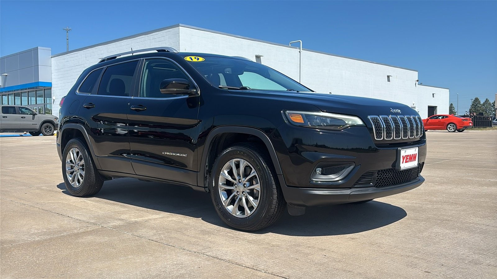 Used 2019 Jeep Cherokee Latitude Plus with VIN 1C4PJMLB8KD351928 for sale in Galesburg, IL