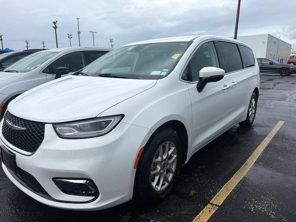 Used 2023 Chrysler Pacifica Touring L Van Passenger Van