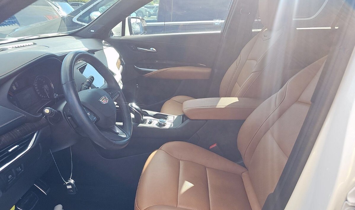 2023 Cadillac XT4 Sport photo 2