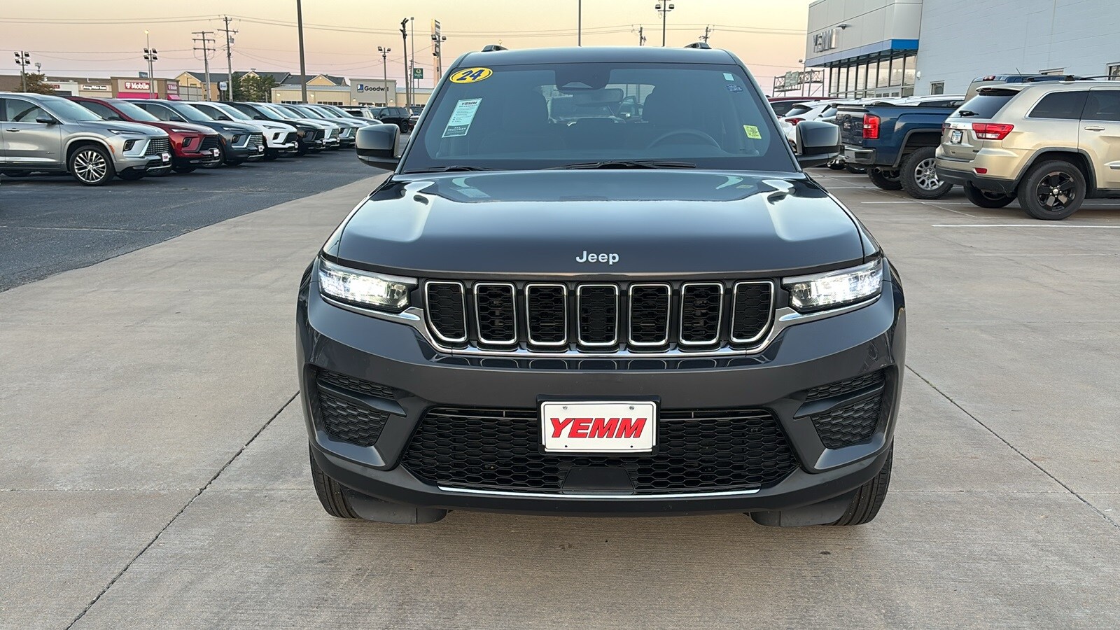 2024 Jeep Grand Cherokee Laredo photo 3