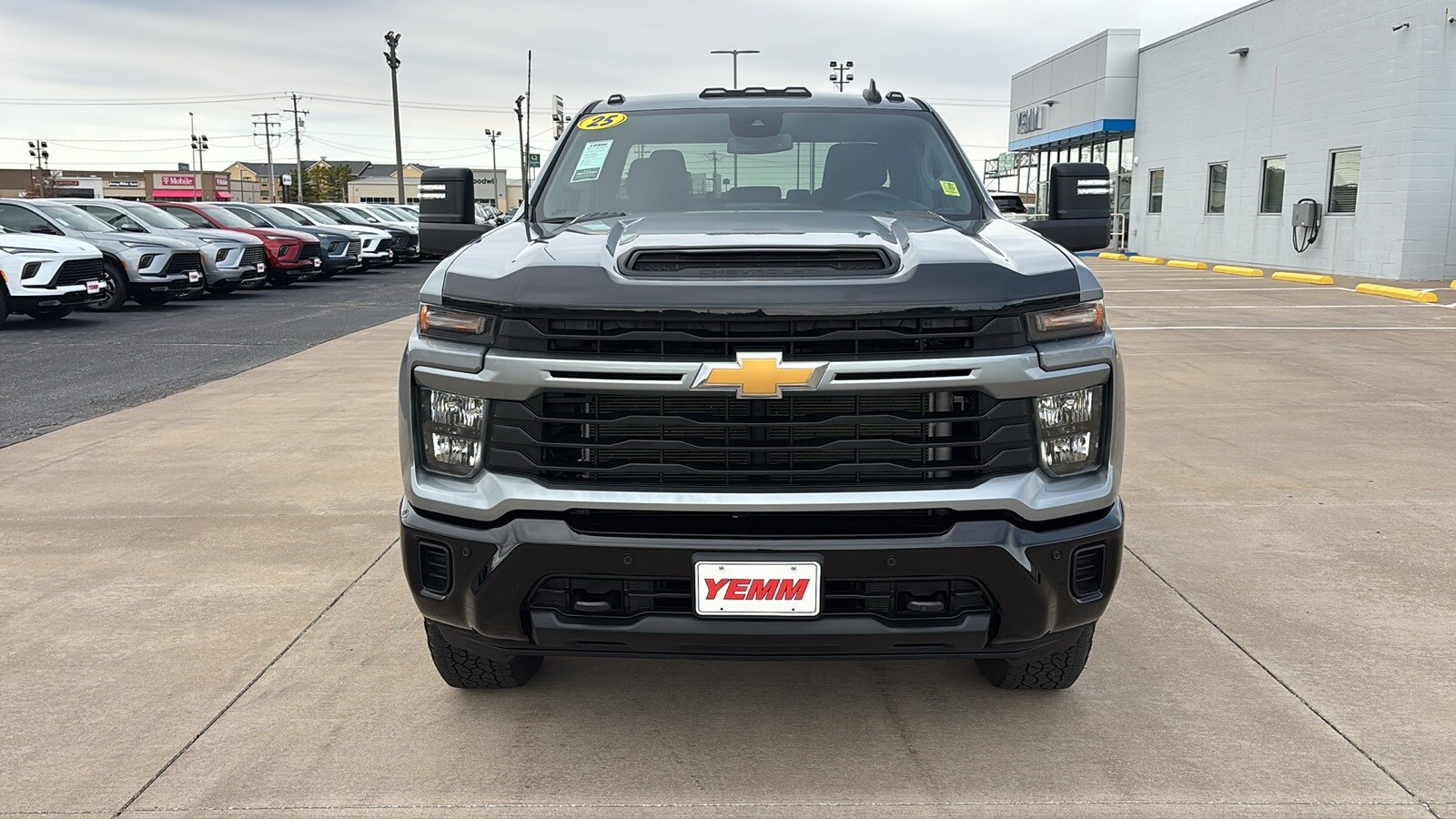 2025 Chevrolet Silverado 2500HD Custom photo 3