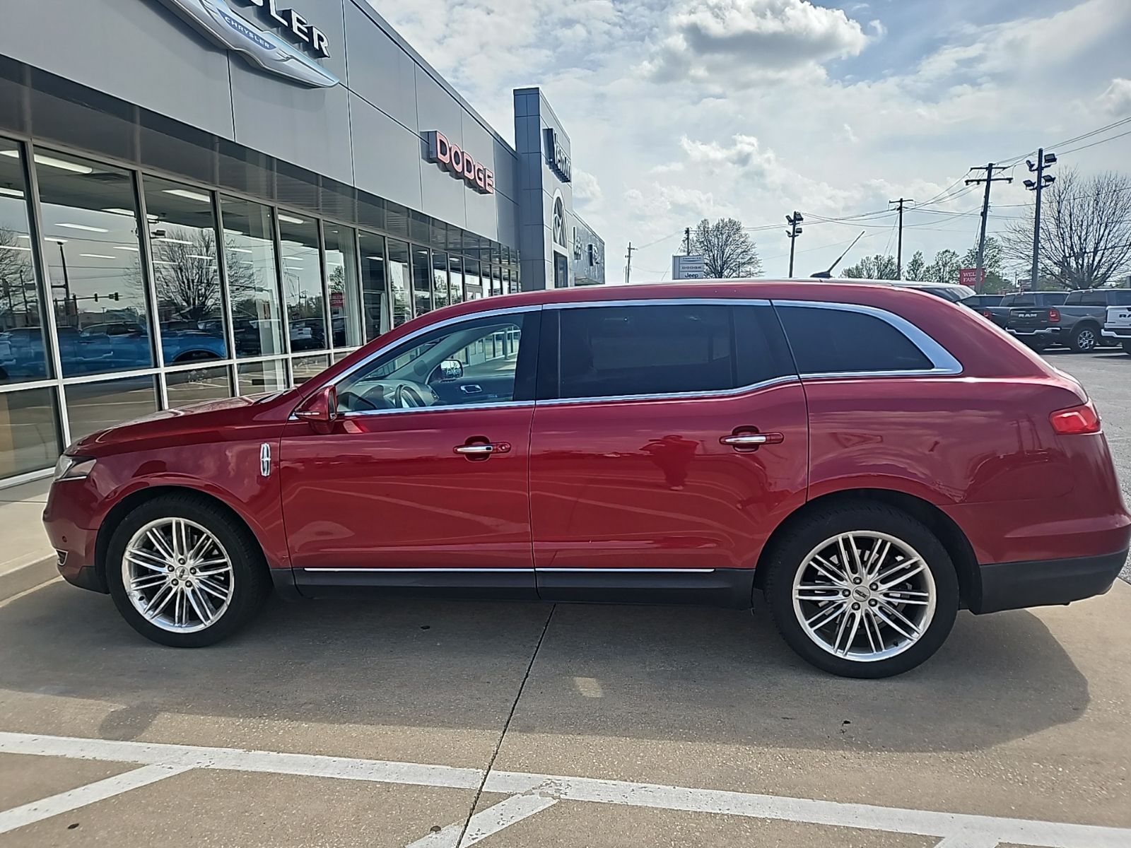 Used 2018 Lincoln MKT Reserve with VIN 2LMHJ5AT7JBL00334 for sale in Galesburg, IL