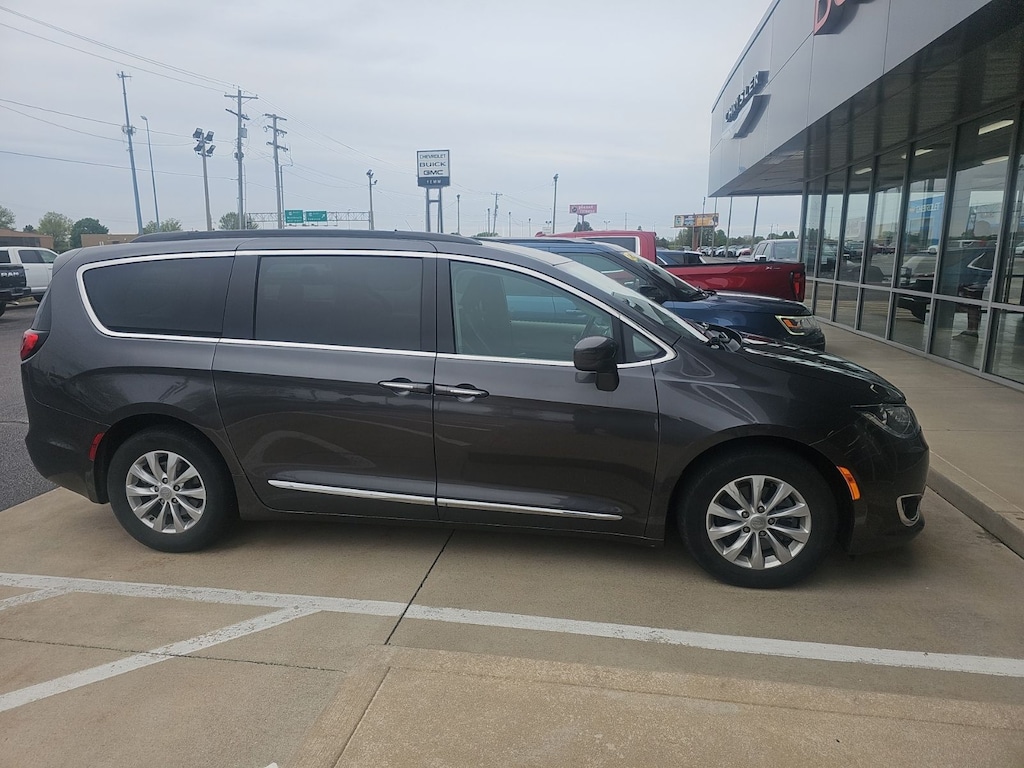 Used 2017 Chrysler Pacifica Touring L Minivan/Van