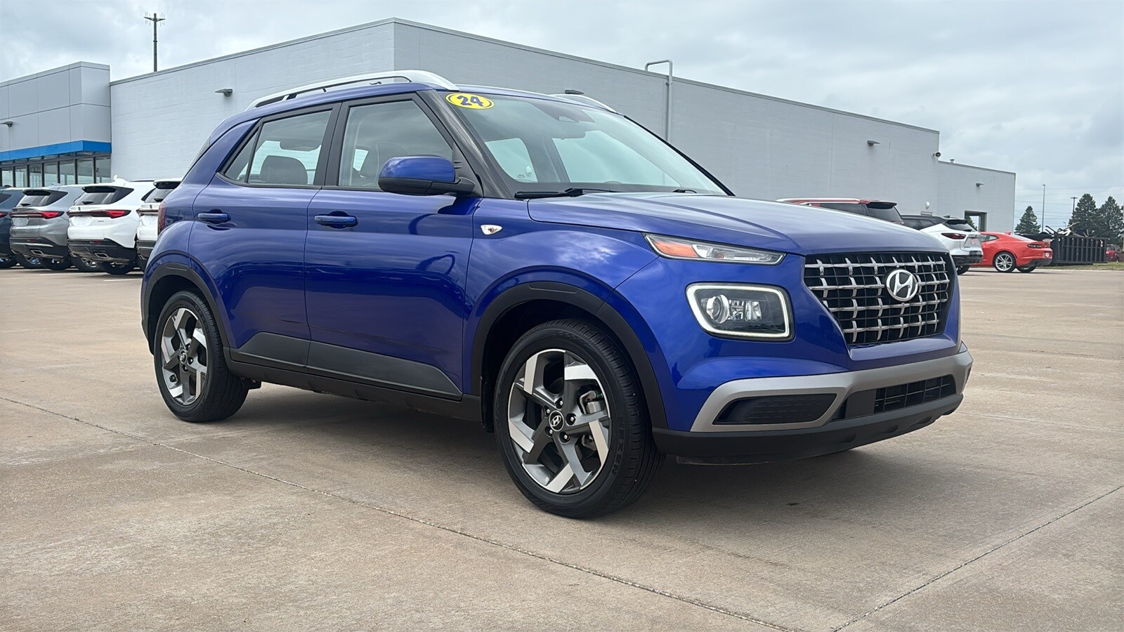 2024 Hyundai Venue Limited photo 2