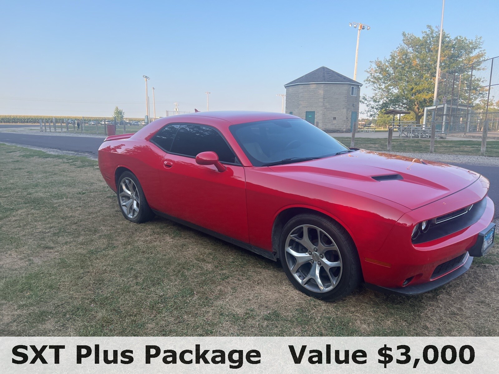 2016 Dodge Challenger SXT photo 2