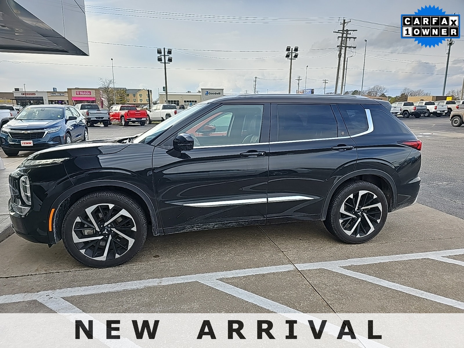 2023 Mitsubishi Outlander SEL's photo