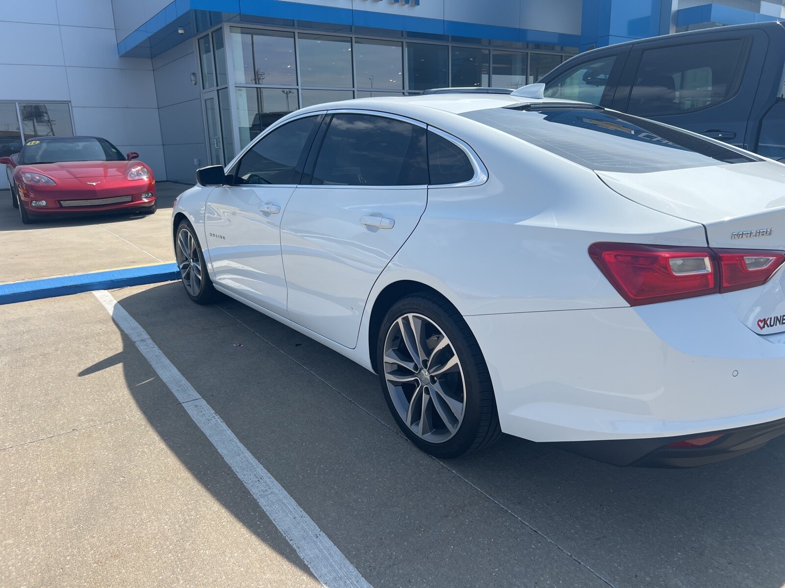 2023 Chevrolet Malibu 1LT photo 2