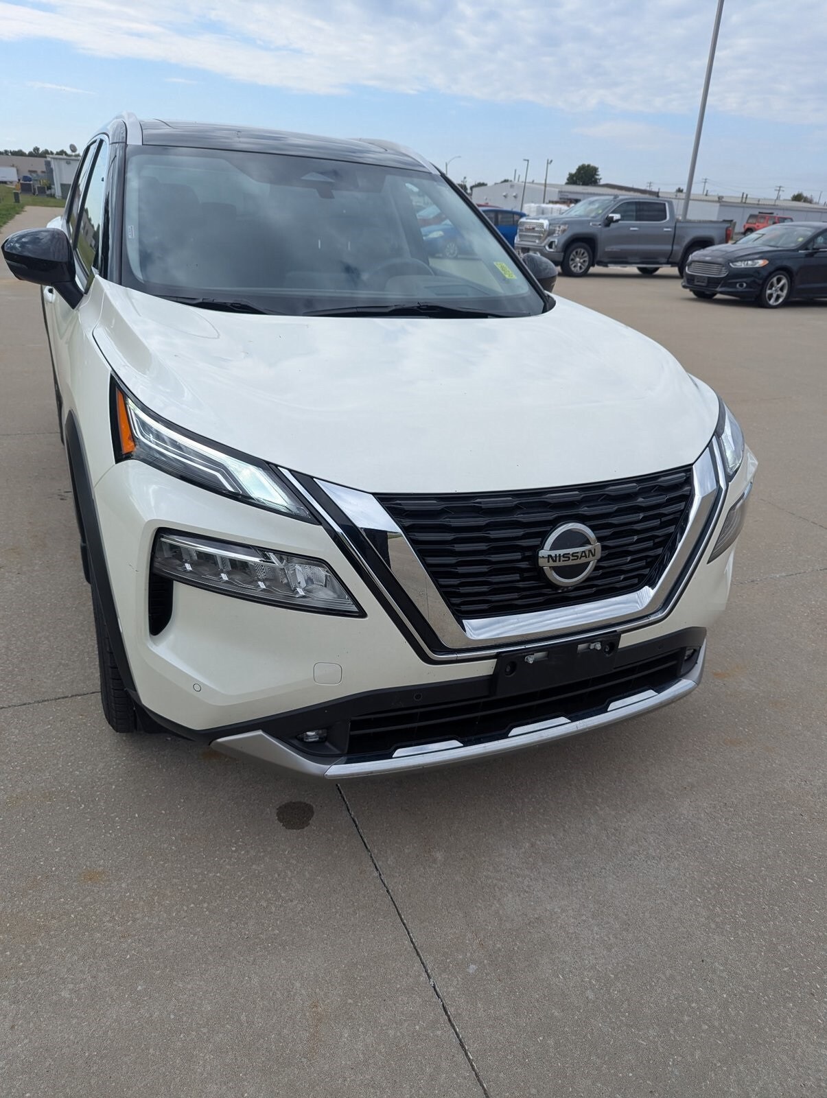 2021 Nissan Rogue Platinum photo 3