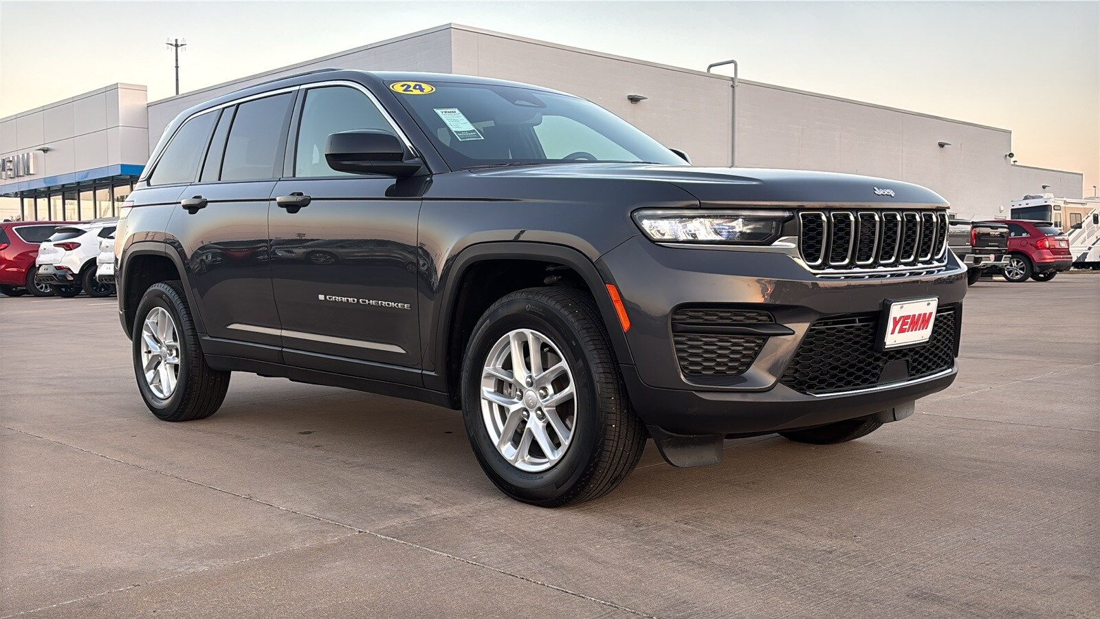 2024 Jeep Grand Cherokee Laredo photo 2
