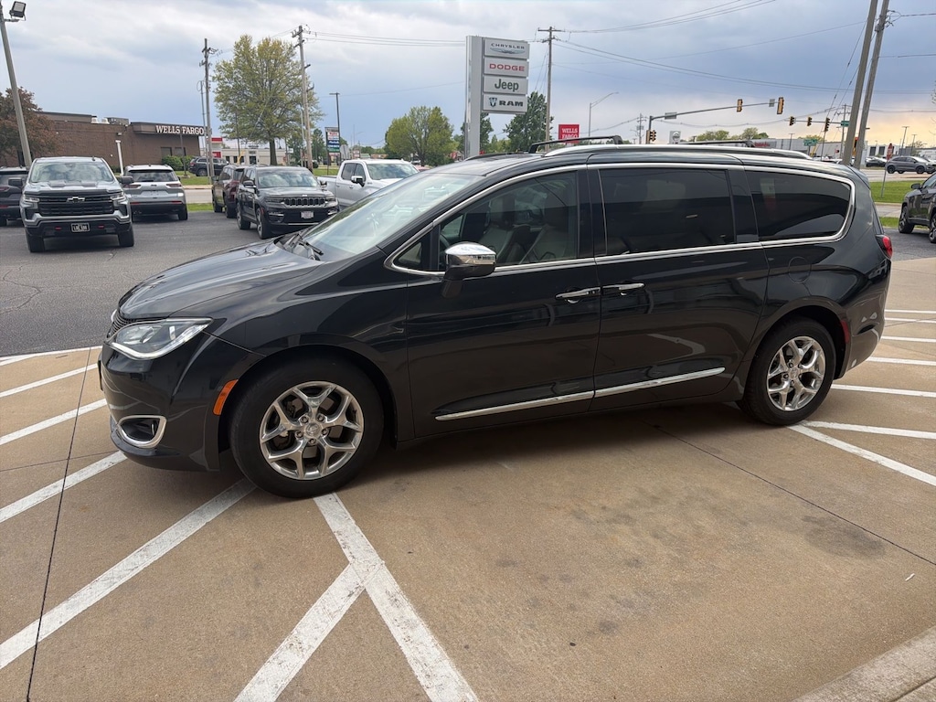 Used 2018 Chrysler Pacifica Limited Minivan/Van