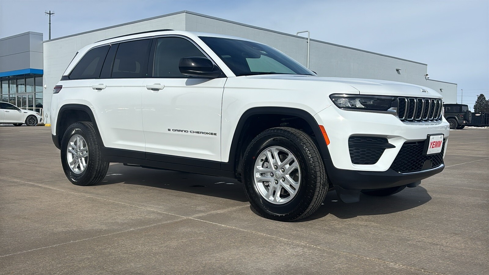 2025 Jeep Grand Cherokee Laredo photo 2