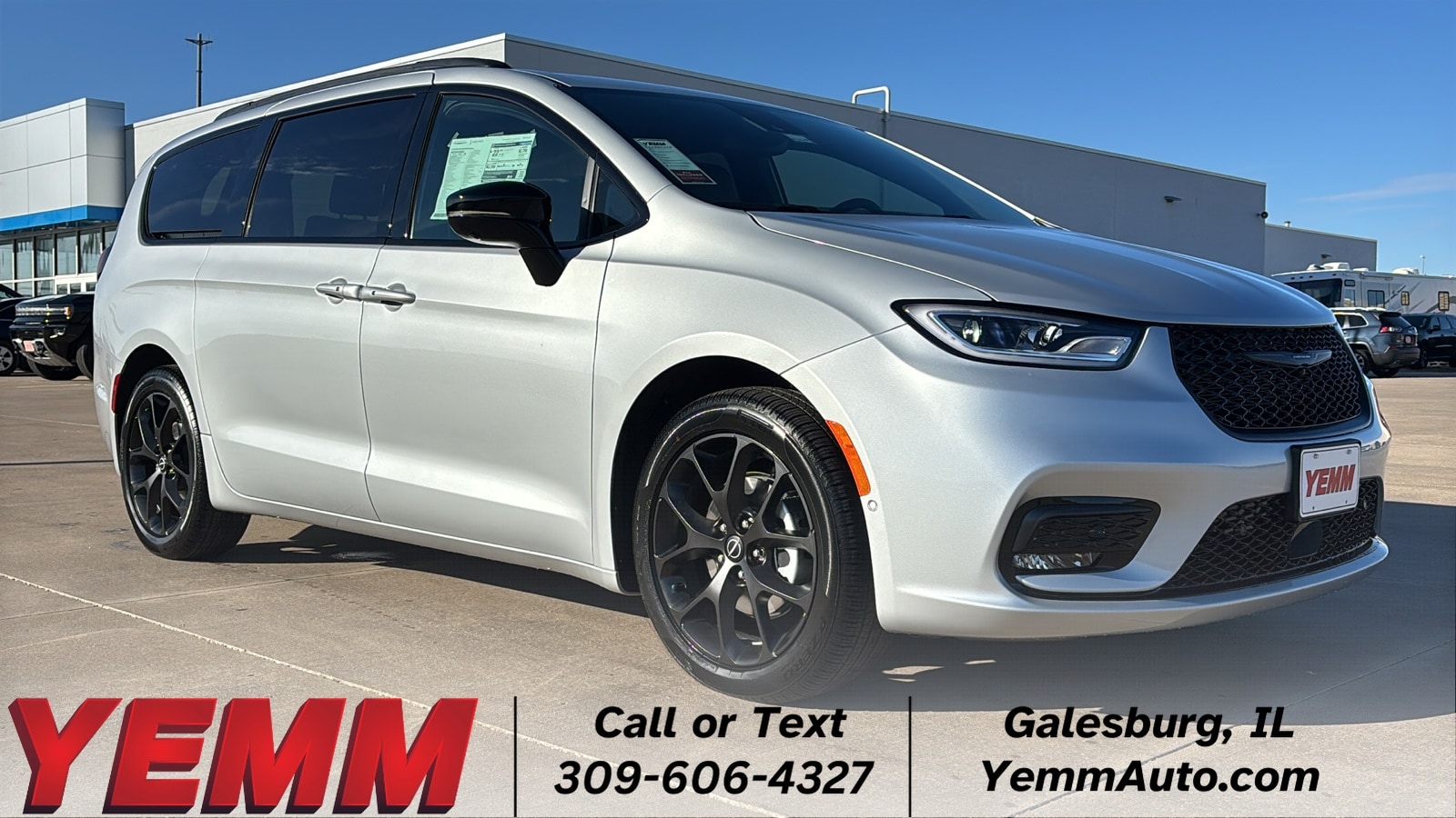 2026 Chrysler Pacifica Select's photo