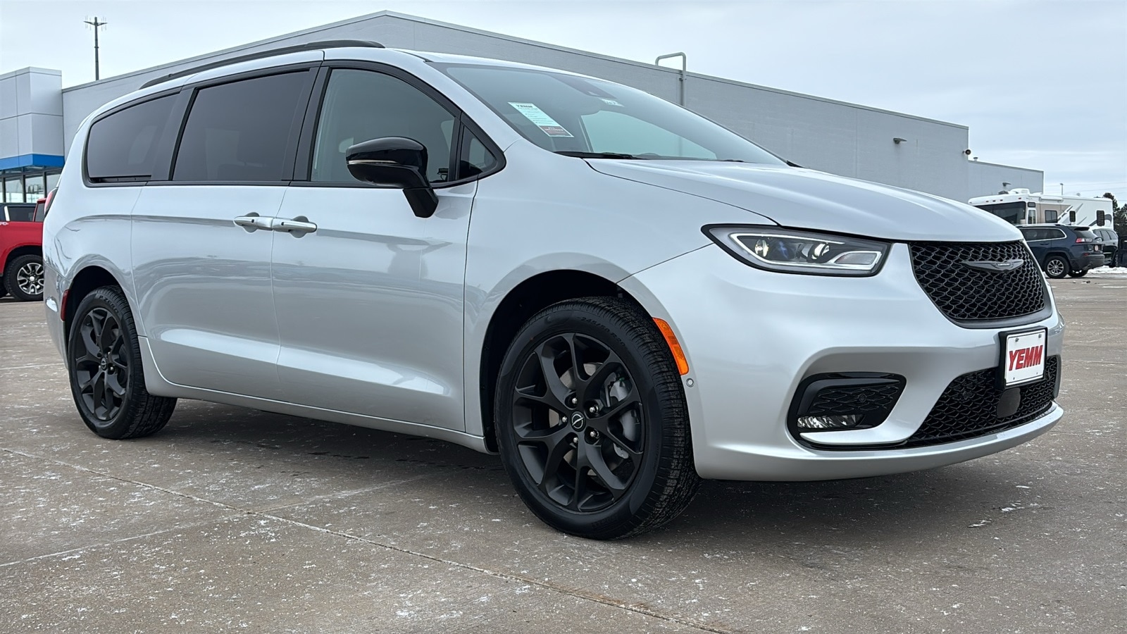 2026 Chrysler Pacifica Select's photo