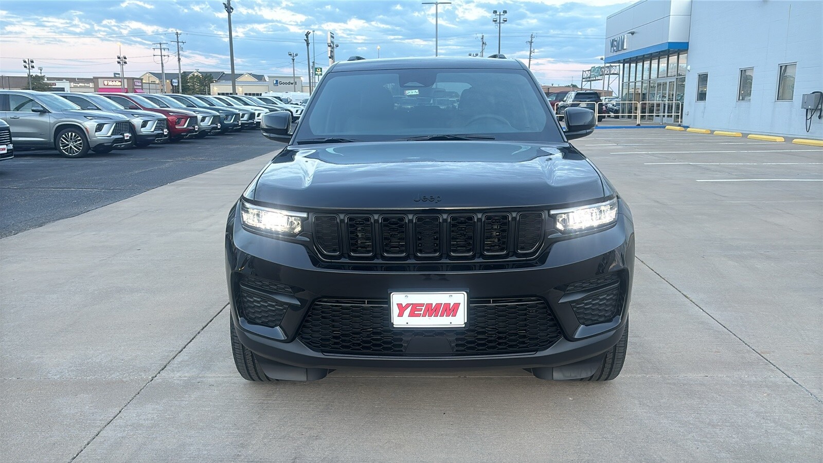 2025 Jeep Grand Cherokee Altitude photo 3