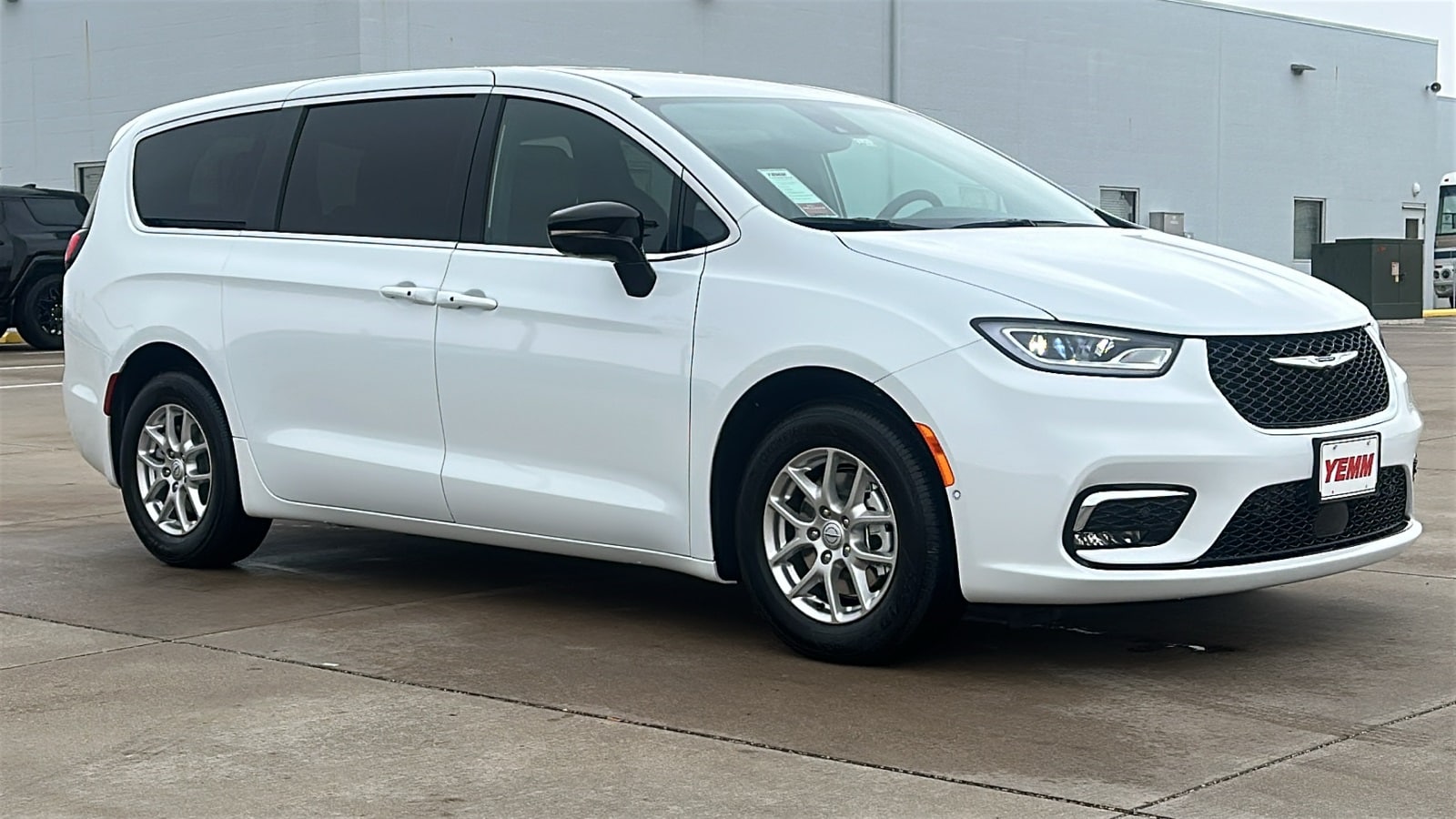 2026 Chrysler Pacifica Select's photo