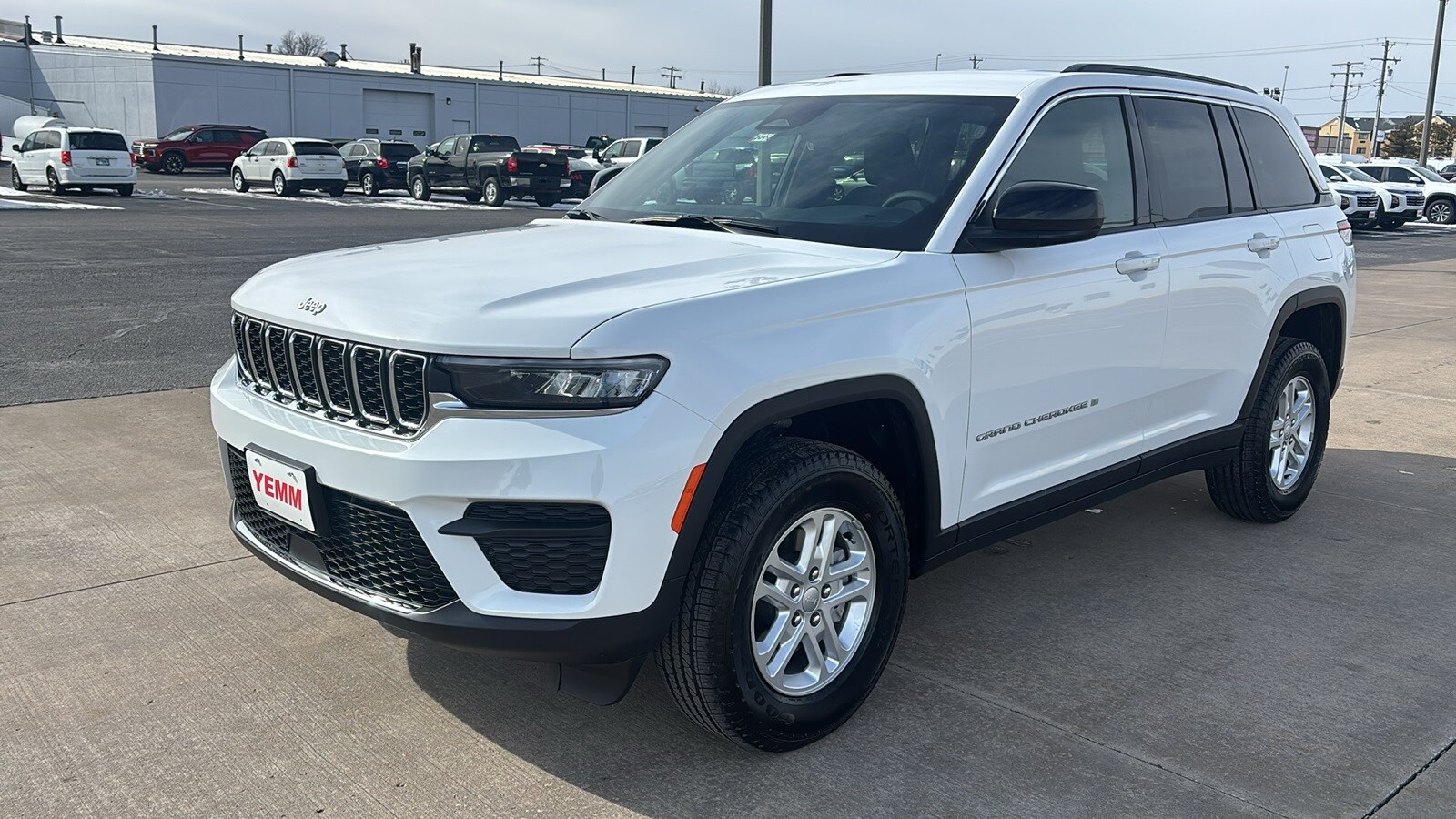 2025 Jeep Grand Cherokee Laredo photo 4