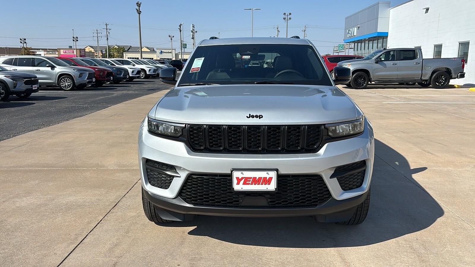 2025 Jeep Grand Cherokee Altitude photo 3
