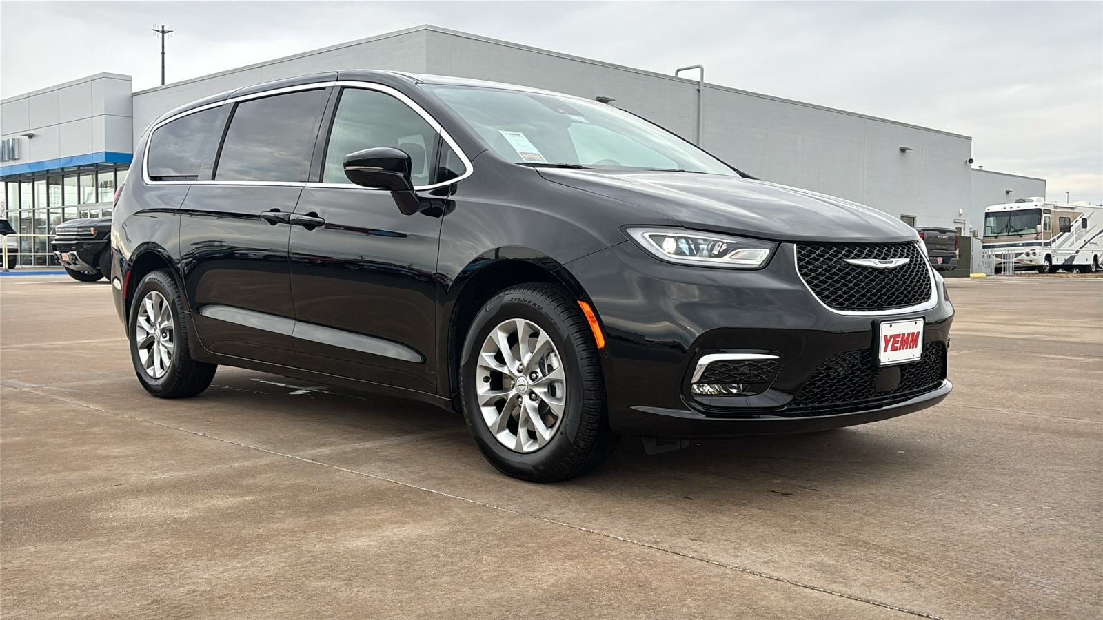 2026 Chrysler Pacifica photo 2